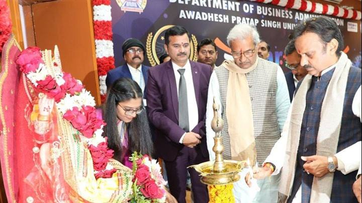 जनहितैषी कार्यों, क्षेत्र के विकास में विश्वविद्यालय के पूर्व छात्र सहभागी बनें - उप मुख्यमंत्री श्री शुक्ल